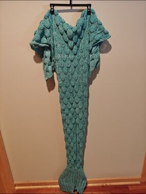 Cozy Teal Mermaid Tail Knit Blanket - Soft Crochet Throw